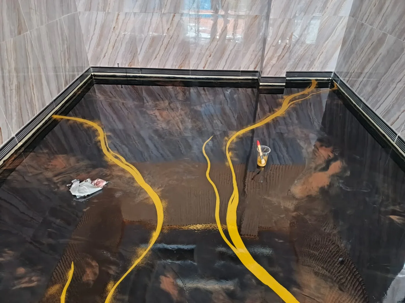 Epoxy metallic hitam dengan aksen emas